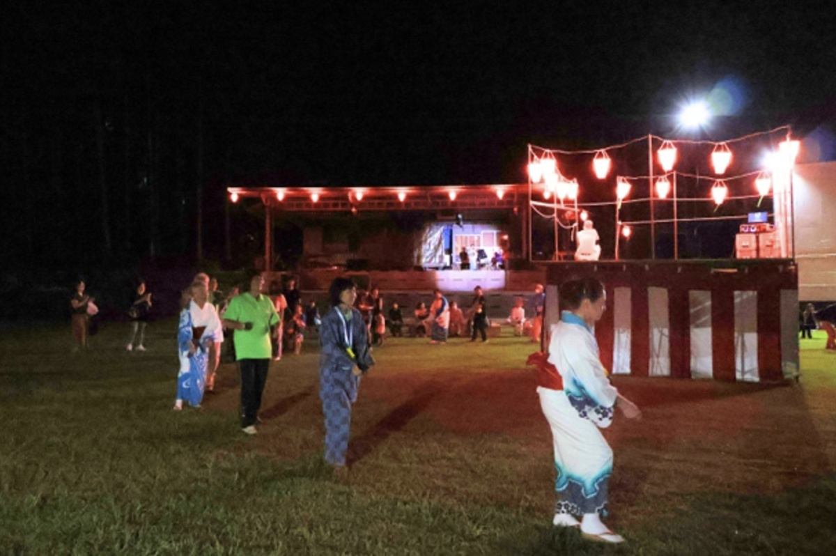 音頭に合わせ、踊りの輪が広がる一夜