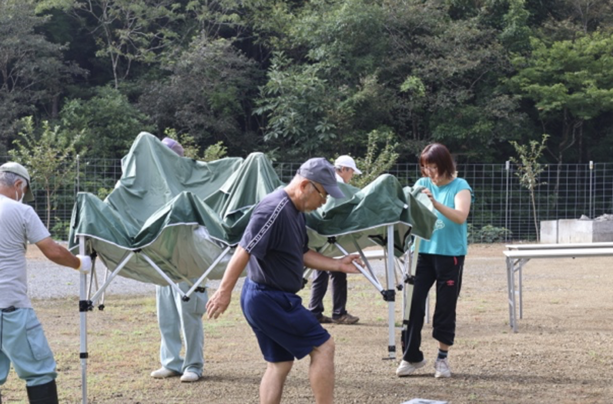 みんなで協力してテントを設営