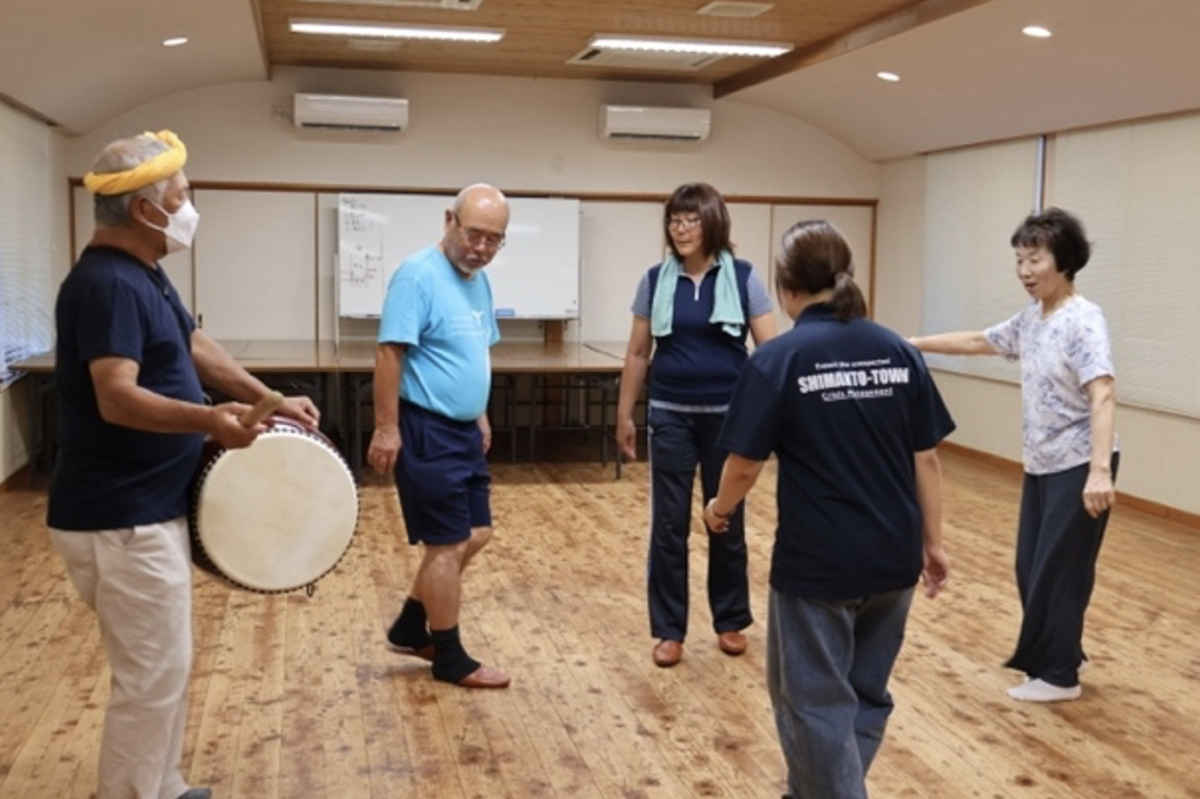 地元の方々から振りを教わります