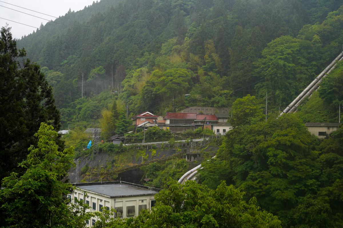 対岸から眺める旅館全景