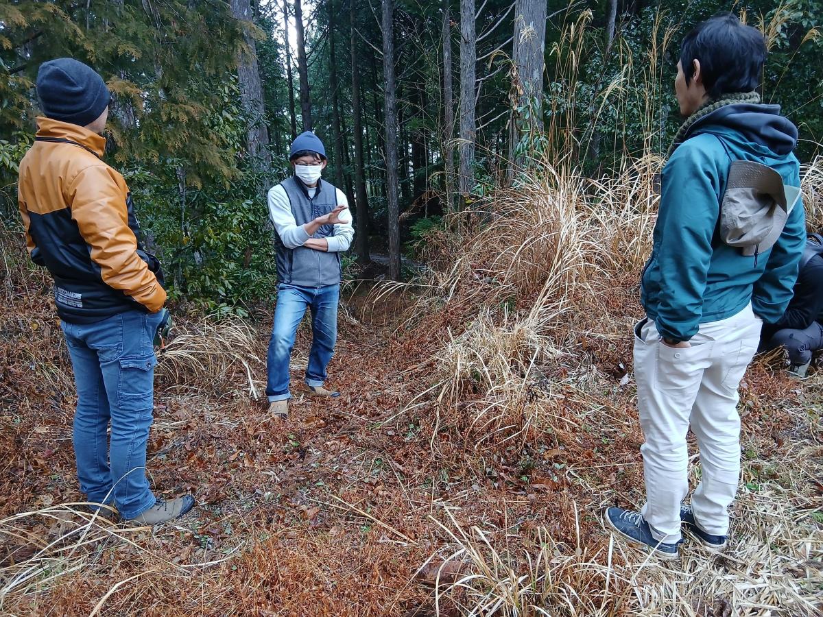 先輩隊員から林業の魅力を聞く