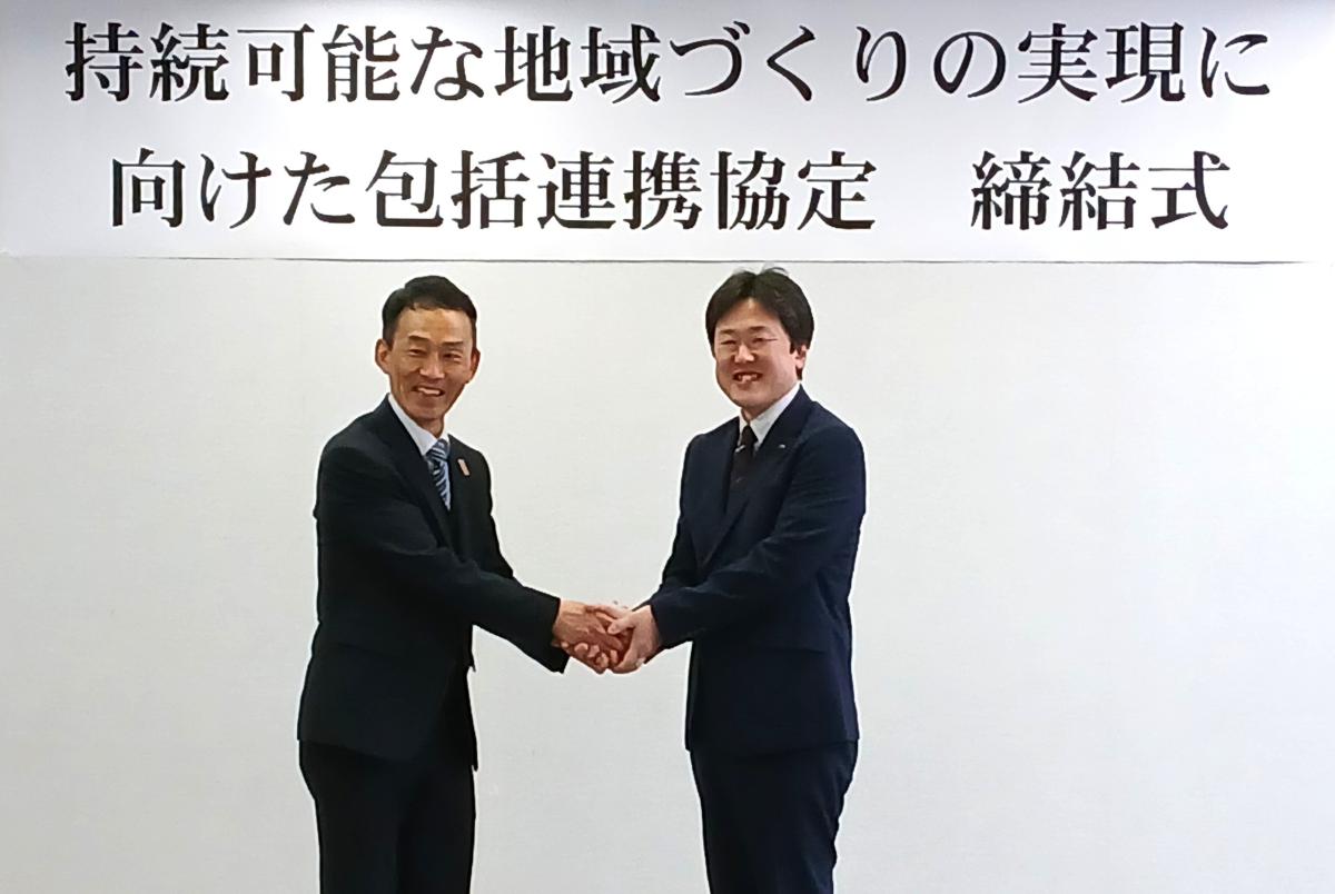 下村町長（左）と丸和林業北岡社長（右）