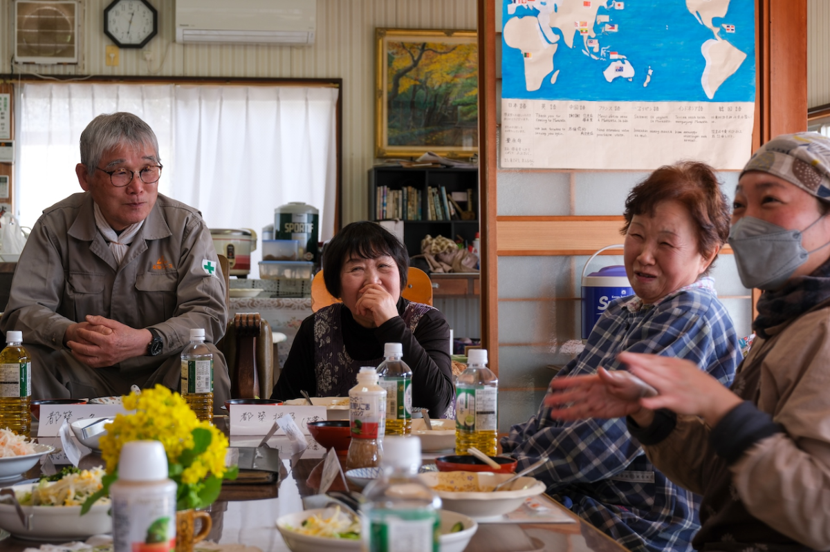 昼食中も話に花が咲きます