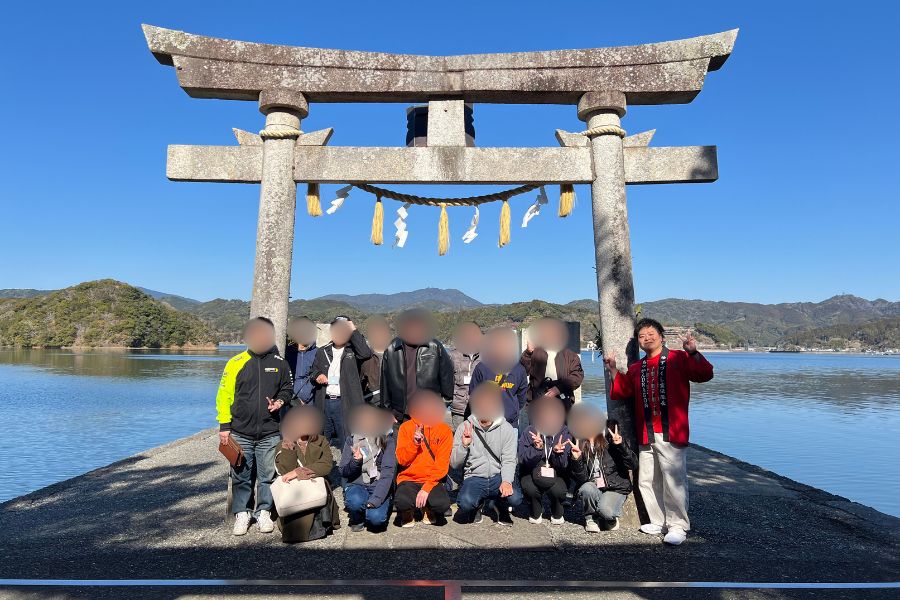 鳴無神社で記念撮影