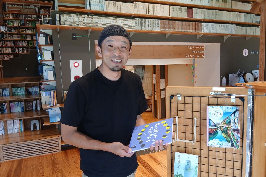 子ども園の隣にある図書館にて
