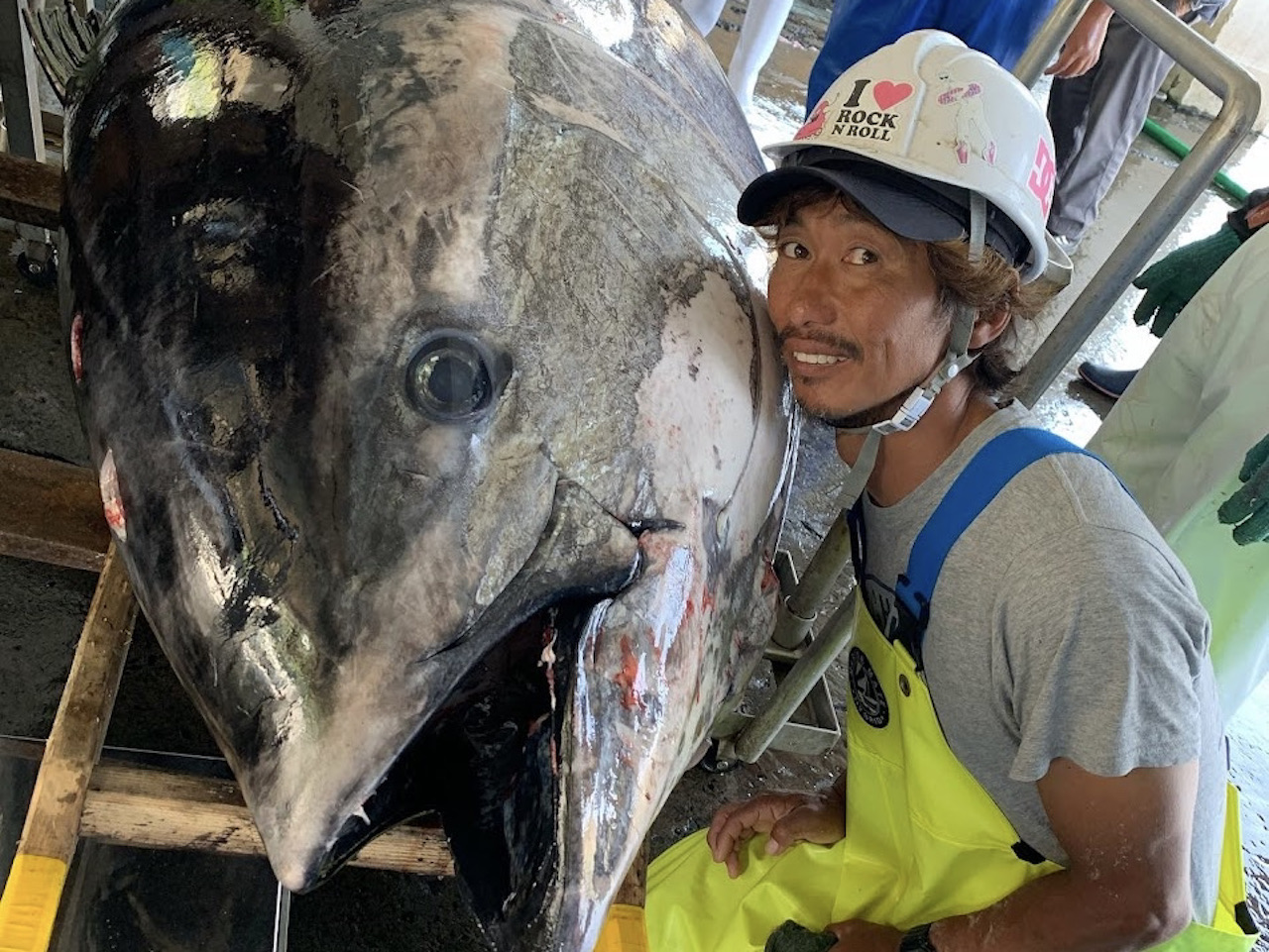 日が昇ったら漁に出て、日が沈むまでサーフィンを楽しむ