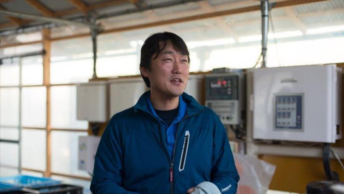 環境制御装置の前で熱く語る古川氏