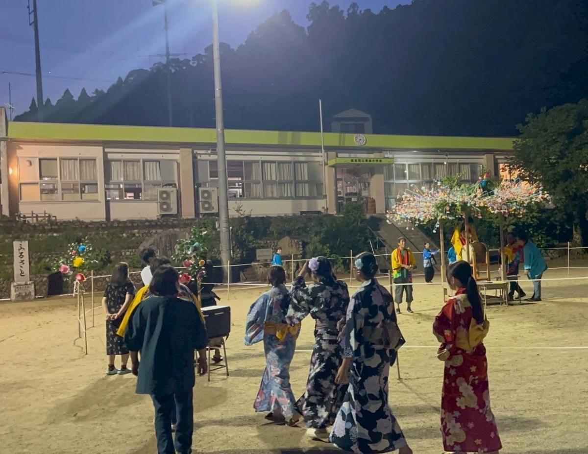 校庭で行う「盆踊り」