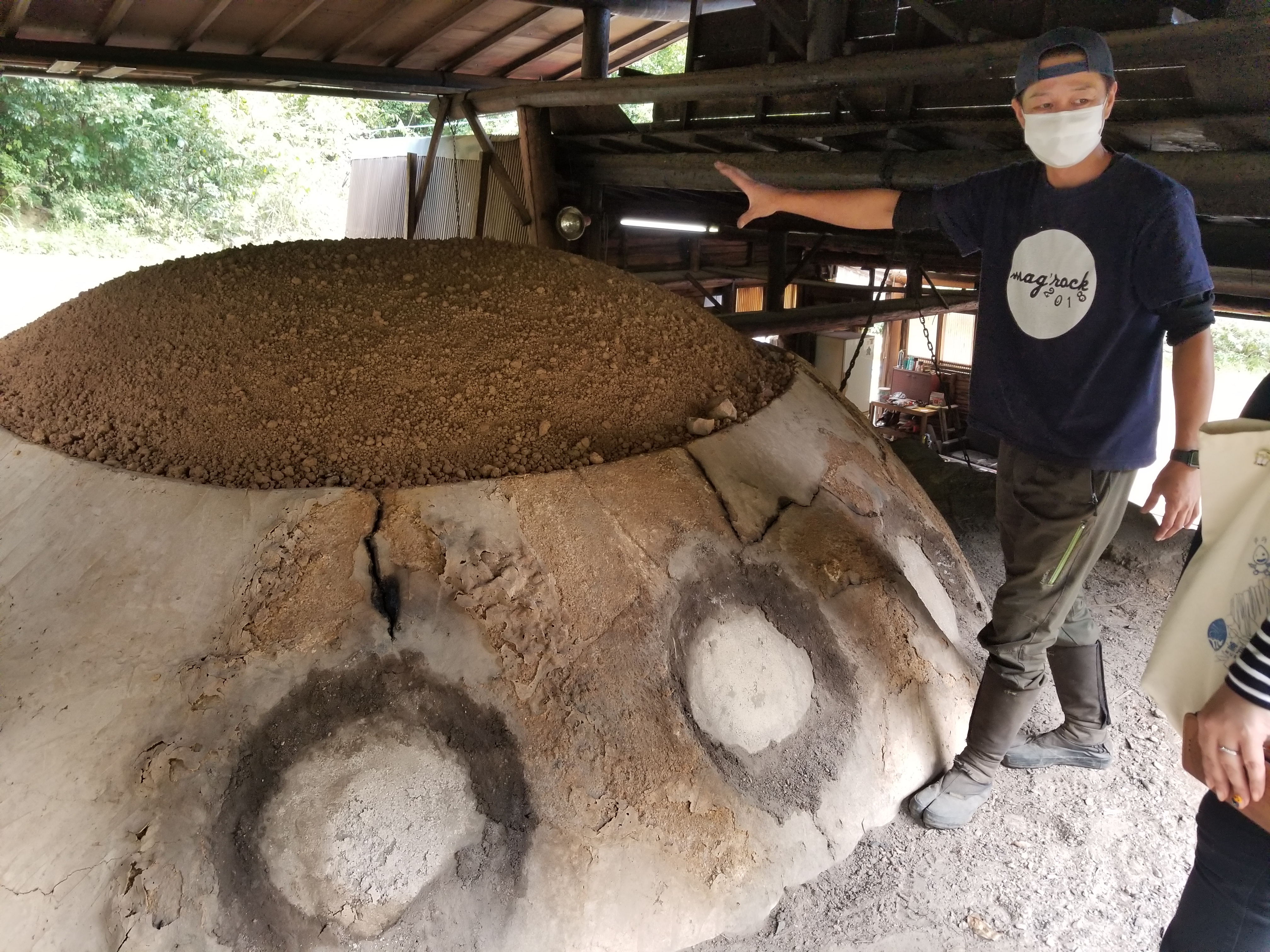 地元の良質な赤土を使い仲間で手作りした窯