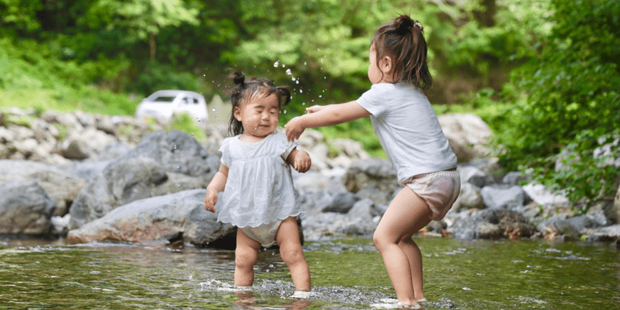 家族で川遊び